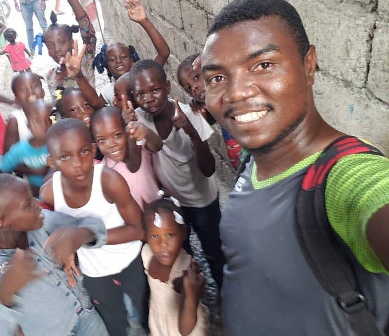 Volunteer Mano with children in Haiti